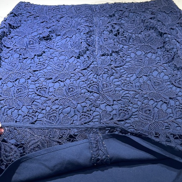 Navy BANANA REPUBLIC Lace Mini Skirt, Navy Blue Size 8 - Picture 3 of 7